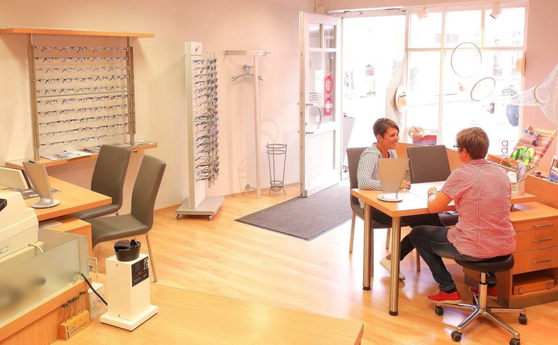 Beratungsgespräch am Tisch im Laden von Optik Brandner