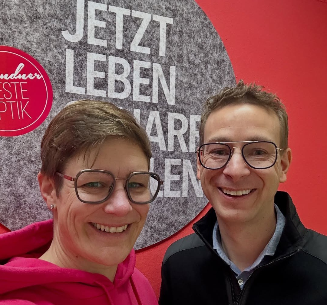 Yvonne und ein Mitarbeiter von Optik Brandner im Laden