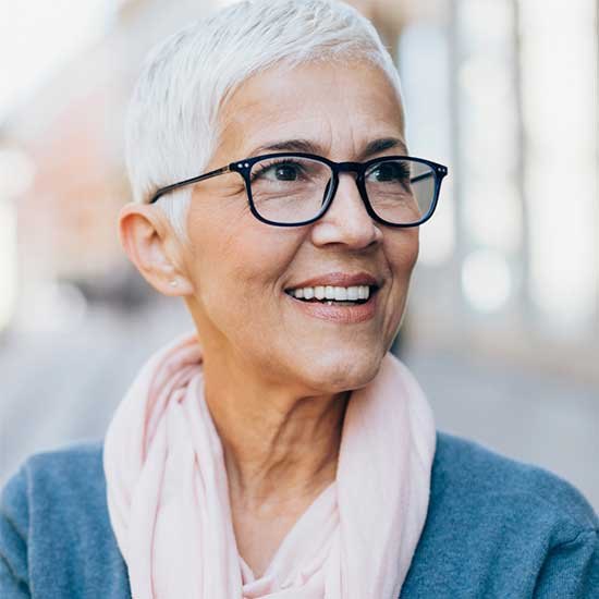 Frau mit Gleitsichtbrille